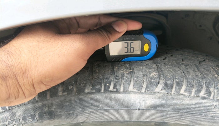 2017 Toyota Innova Crysta 2.4 GX 8 STR, Diesel, Manual, 1,71,972 km, tyre