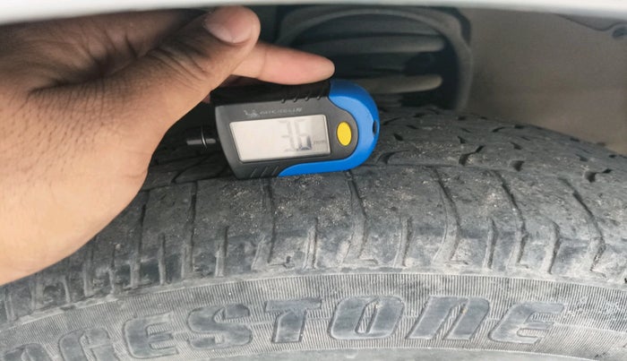 2017 Toyota Innova Crysta 2.4 GX 8 STR, Diesel, Manual, 1,71,972 km, tyre