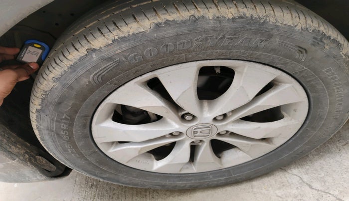 2014 Honda CRV 2.0L 2WD MT, Petrol, Manual, 3,20,923 km, tyre