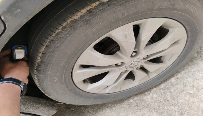 2014 Honda CRV 2.0L 2WD MT, Petrol, Manual, 3,20,923 km, tyre