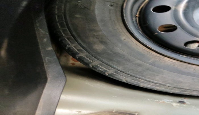 2013 Maruti Swift VXI, Petrol, Manual, 79,862 km, tyre