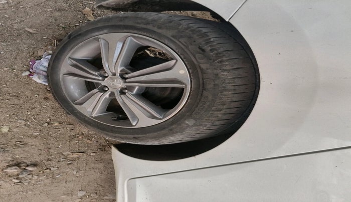 2018 Hyundai Verna 1.6 VTVT SX, Petrol, Manual, 30,204 km, tyre