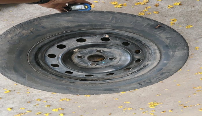 2015 Maruti Swift VXI, Petrol, Manual, 65,193 km, tyre