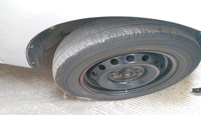 2015 Toyota Etios Liva GD, Diesel, Manual, 1,30,065 km, tyre