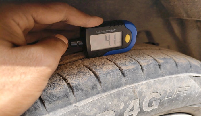 2013 Maruti Swift VXI, Petrol, Manual, 83,258 km, tyre