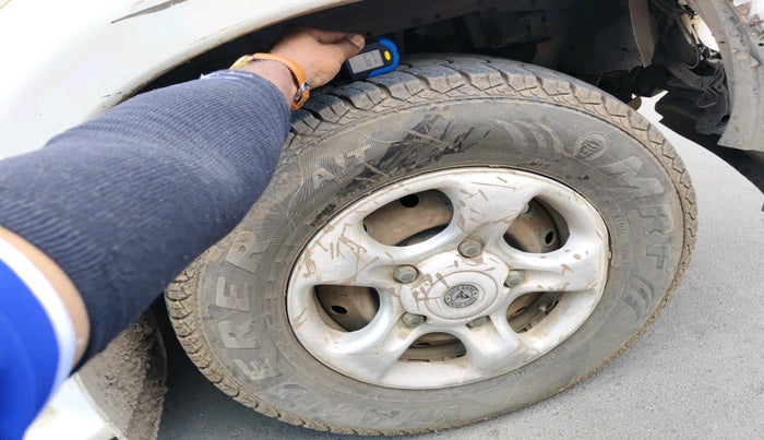 2007 Mahindra Scorpio 2.6 SLX CRDE, Diesel, Manual, 2,10,081 km, tyre