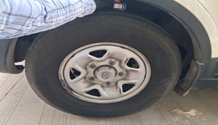 2019 Tata Hexa XMA 4X2 7 STR, Diesel, Automatic, 1,68,882 km, tyre