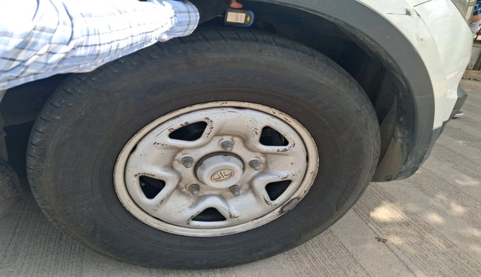 2019 Tata Hexa XMA 4X2 7 STR, Diesel, Automatic, 1,68,882 km, tyre