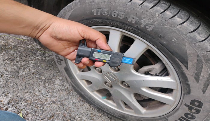 2012 Honda Brio V MT, Petrol, Manual, 1,70,872 km, tyre