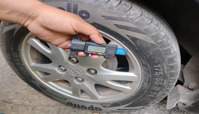 2012 Honda Brio V MT, Petrol, Manual, 1,70,872 km, tyre