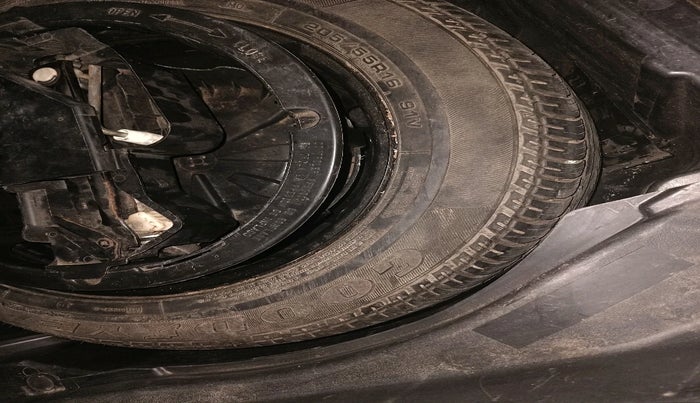 2006 Mercedes Benz C Class 200K MT, Petrol, Manual, 1,27,429 km, tyre