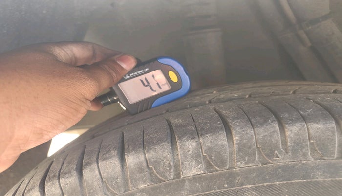 2014 Mahindra Verito 1.5 D4, Diesel, Manual, 2,28,137 km, tyre