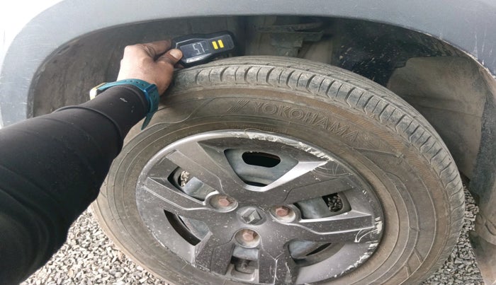 2016 Renault Kwid RXT 1.0 AMT (O), Petrol, Automatic, 61,652 km, tyre