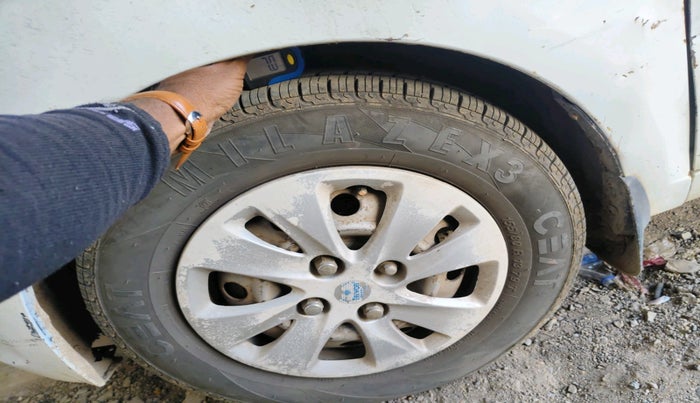 2012 Hyundai i10 ERA 1.1, CNG, Manual, 1,20,226 km, tyre