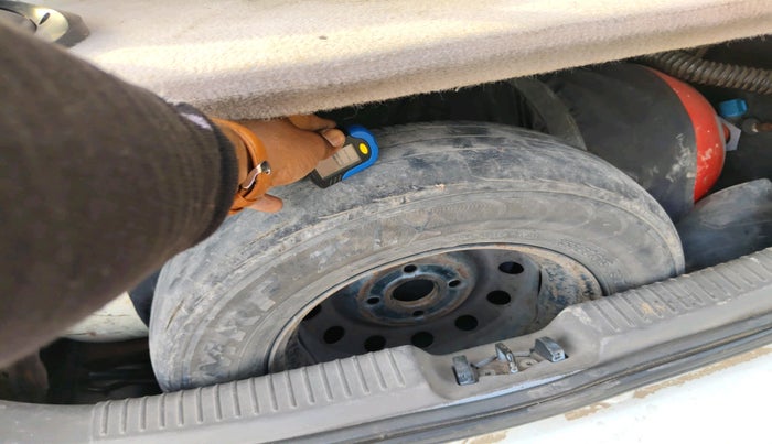 2012 Hyundai i10 ERA 1.1, CNG, Manual, 1,20,226 km, tyre