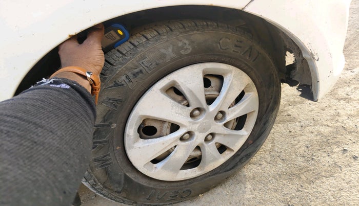 2012 Hyundai i10 ERA 1.1, CNG, Manual, 1,20,226 km, tyre