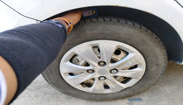 2012 Hyundai i10 ERA 1.1, CNG, Manual, 1,20,226 km, tyre