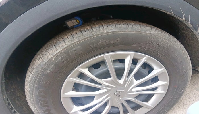 2025 Mahindra XUV700 MX Petrol MT 7 STR, Petrol, Manual, 2,897 km, tyre