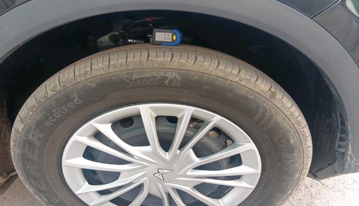 2025 Mahindra XUV700 MX Petrol MT 7 STR, Petrol, Manual, 2,897 km, tyre