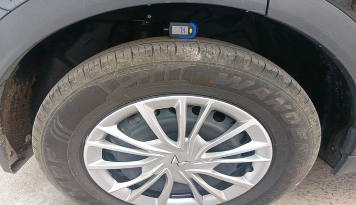 2025 Mahindra XUV700 MX Petrol MT 7 STR, Petrol, Manual, 2,897 km, tyre