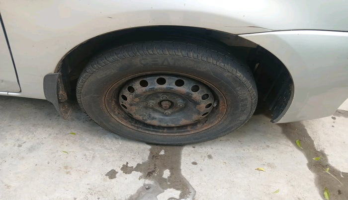 2011 Toyota Etios G, Petrol, Manual, 23,451 km, tyre