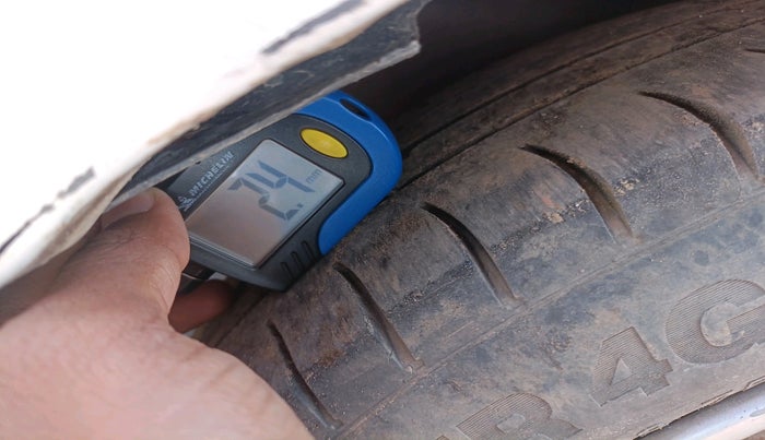 2013 Hyundai Eon MAGNA +, CNG, Manual, 1,00,886 km, tyre