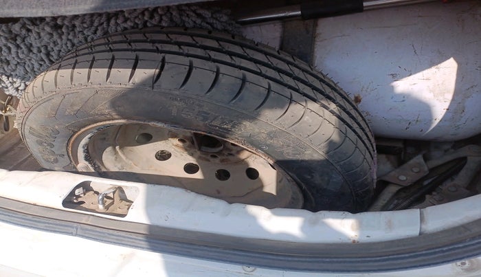 2013 Hyundai Eon MAGNA +, CNG, Manual, 1,00,886 km, tyre