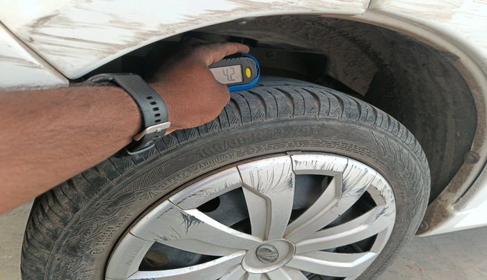 2017 Mahindra E20 Plus P6, Electric, Automatic, 47,097 km, tyre