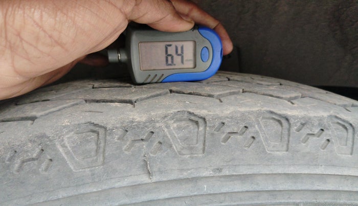 2018 Mahindra TUV300 T10 DUAL TONE, Diesel, Manual, 74,483 km, tyre