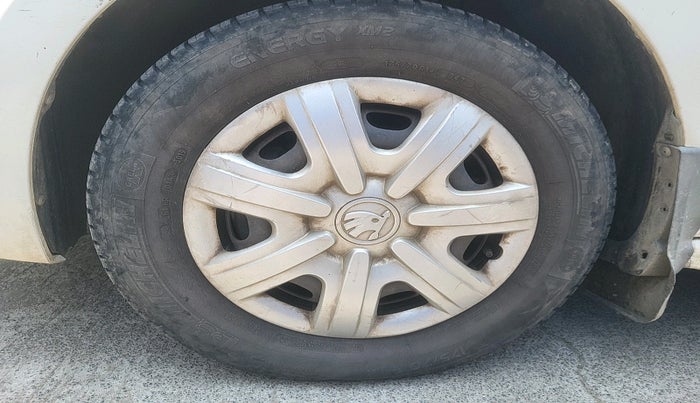 2014 Skoda Rapid AMBITION 1.6 TDI CR MT PLUS, Diesel, Manual, 1,26,022 km, tyre