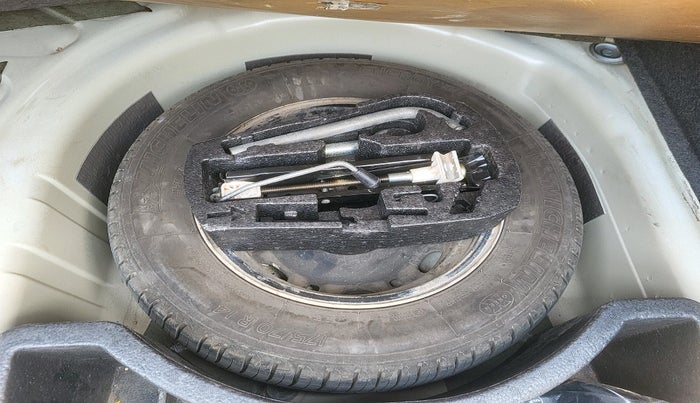 2014 Skoda Rapid AMBITION 1.6 TDI CR MT PLUS, Diesel, Manual, 1,26,022 km, tyre