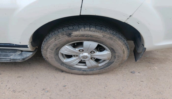 2015 Tata Safari Storme 2.2 VX 4X2, Diesel, Manual, 1,74,764 km, tyre