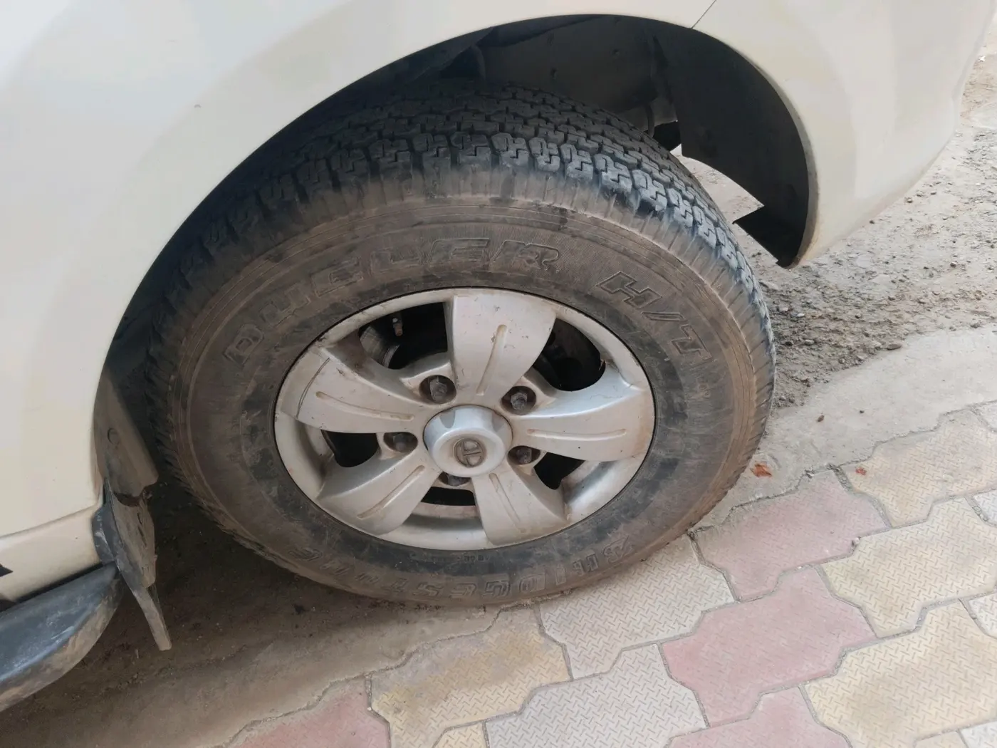2015 Tata Safari Storme 2.2 VX 4X2, Diesel, Manual, 1,74,764 km, tyre