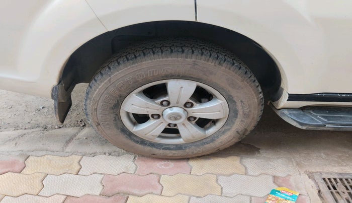 2015 Tata Safari Storme 2.2 VX 4X2, Diesel, Manual, 1,74,764 km, tyre