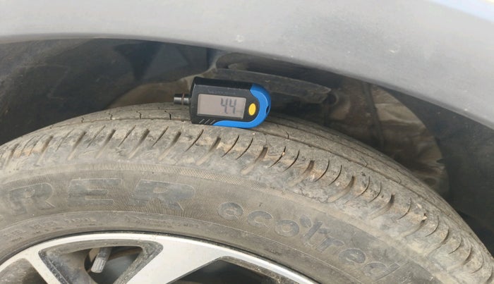 2023 Mahindra XUV300 W8 1.2 PETROL, Petrol, Manual, 21,204 km, tyre