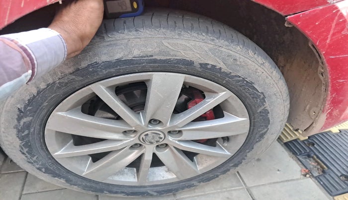 2014 Volkswagen Polo HIGHLINE1.5L, Diesel, Manual, 1,13,385 km, tyre