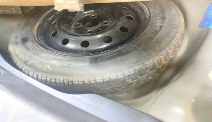 2014 Maruti Swift Dzire VXI, Petrol, Manual, 1,35,041 km, tyre