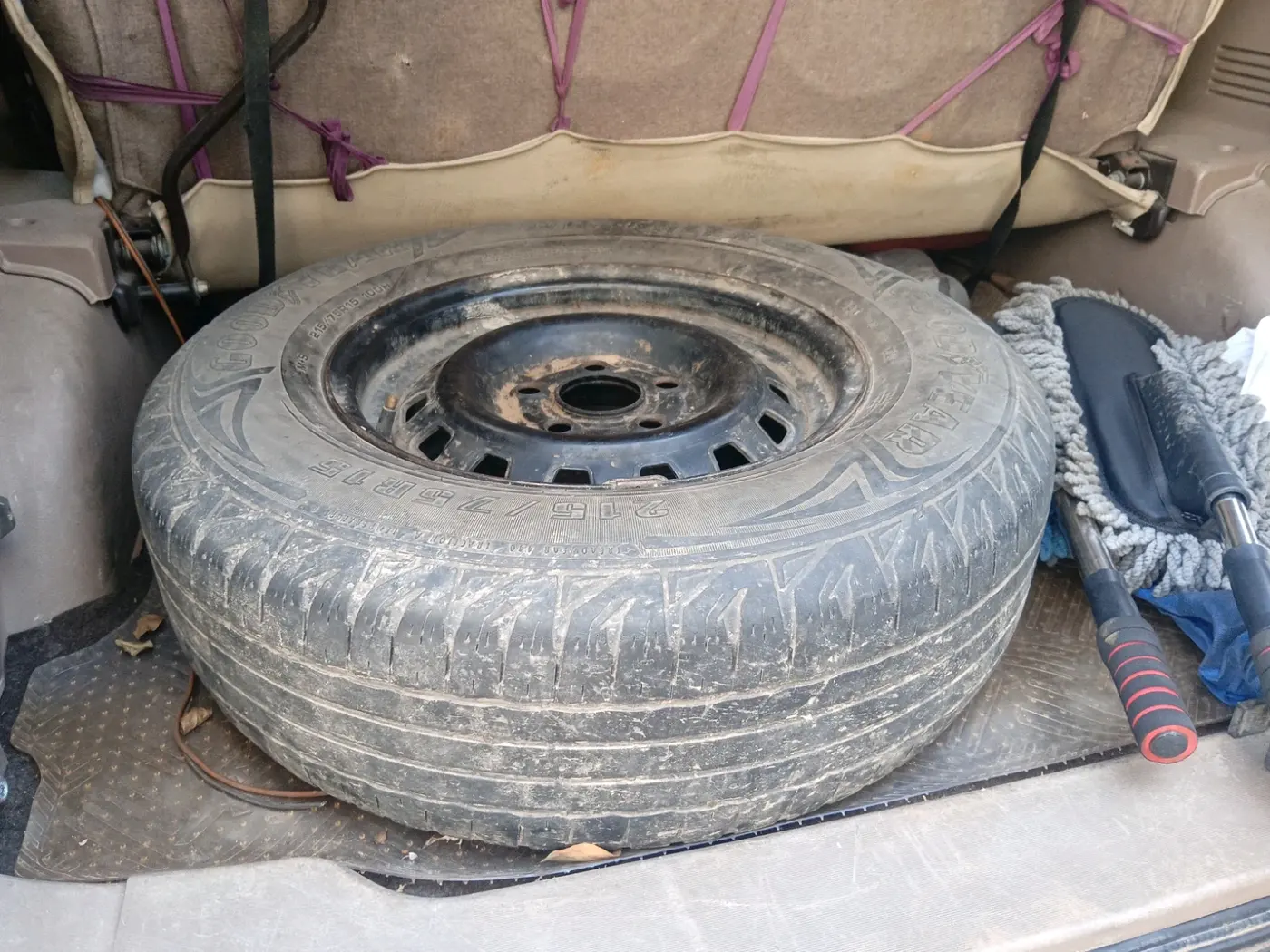 2011 Mahindra Xylo E4, Diesel, Manual, 1,67,213 km, tyre
