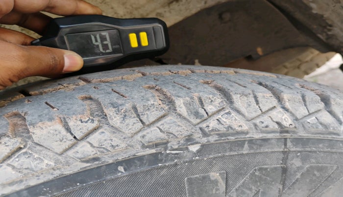 2012 Mahindra Scorpio EX M2DI, Diesel, Manual, 2,10,602 km, tyre