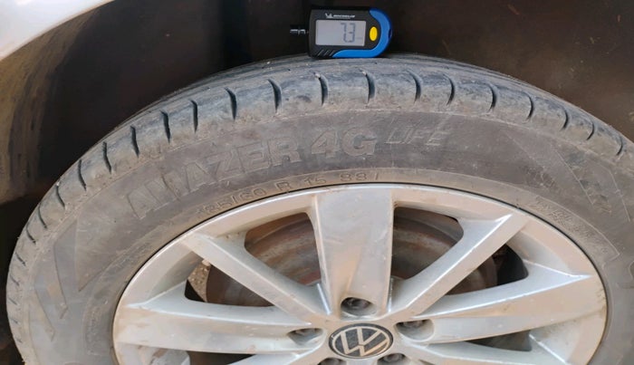 2010 Volkswagen Vento TRENDLINE 1.6, Petrol, Manual, 85,372 km, tyre