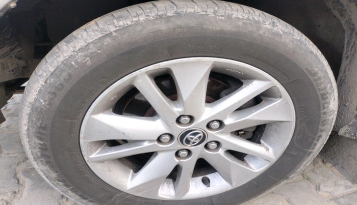 2017 Toyota Innova Crysta 2.4 VX 8 STR, Diesel, Manual, 1,31,201 km, tyre