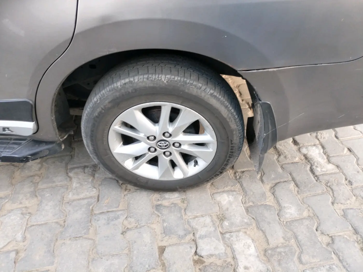2017 Toyota Innova Crysta 2.4 VX 8 STR, Diesel, Manual, 1,31,201 km, tyre