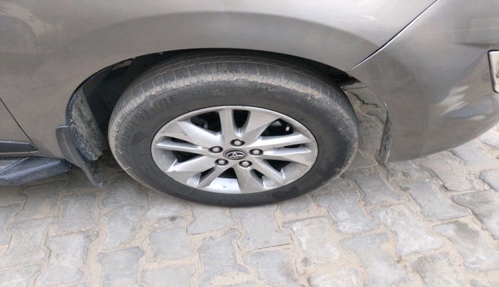 2017 Toyota Innova Crysta 2.4 VX 8 STR, Diesel, Manual, 1,31,201 km, tyre