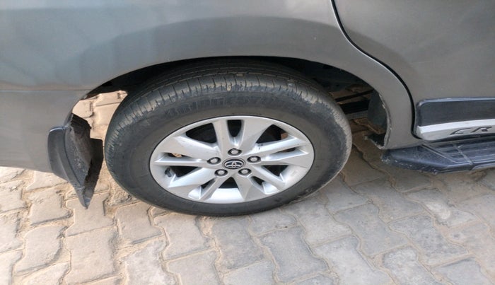 2017 Toyota Innova Crysta 2.4 VX 8 STR, Diesel, Manual, 1,31,201 km, tyre