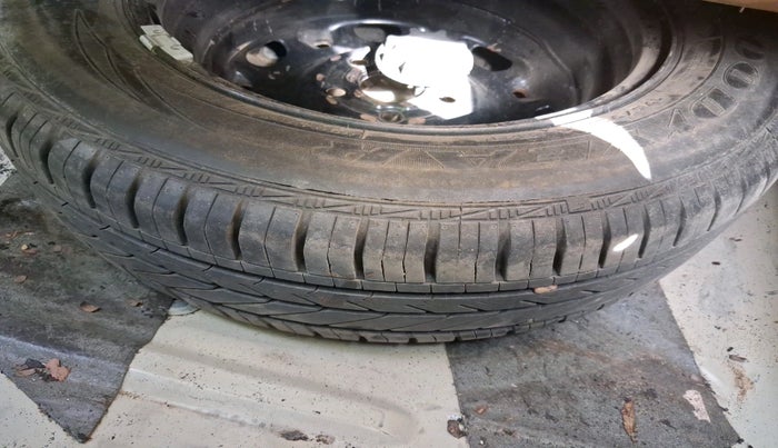 2013 Volkswagen Vento HIGHLINE 1.6 MPI, Petrol, Manual, 1,09,420 km, tyre