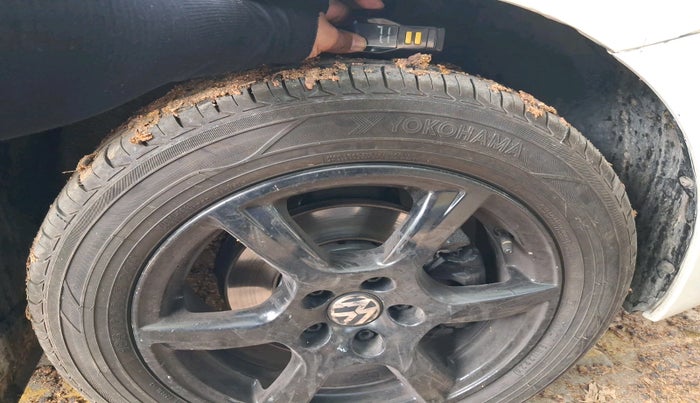 2013 Volkswagen Vento HIGHLINE 1.6 MPI, Petrol, Manual, 1,09,420 km, tyre