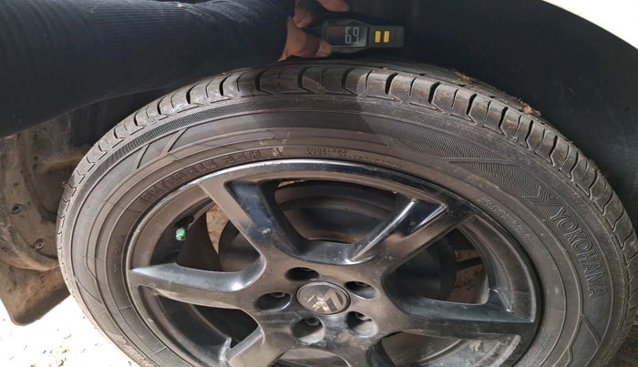 2013 Volkswagen Vento HIGHLINE 1.6 MPI, Petrol, Manual, 1,09,420 km, tyre