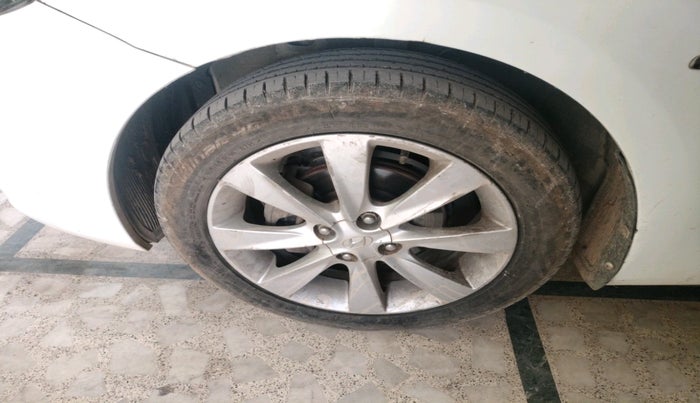 2011 Hyundai Verna FLUIDIC 1.6 CRDI SX, Diesel, Manual, 1,44,310 km, tyre