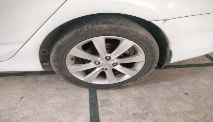 2011 Hyundai Verna FLUIDIC 1.6 CRDI SX, Diesel, Manual, 1,44,310 km, tyre