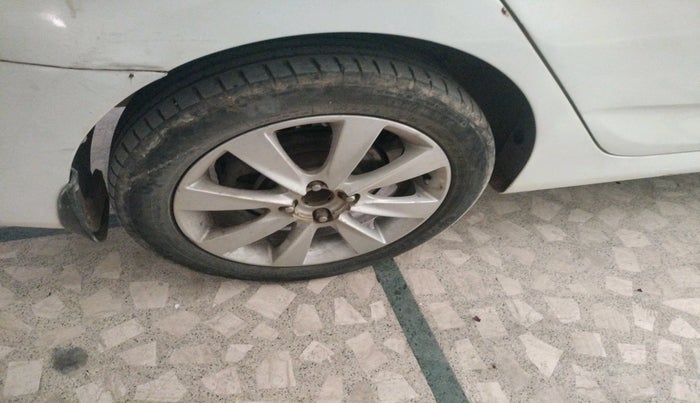 2011 Hyundai Verna FLUIDIC 1.6 CRDI SX, Diesel, Manual, 1,44,310 km, tyre